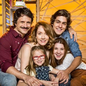 Casada com Paulo (Felipe Rocha), Gabriela Fortes (Camila Morgado) é mãe de Flora (Jeniffer Oliveira), Alex (Daniel Rangel) e da pequena Mel (Maria Rita)