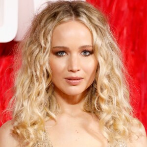 Jennifer Lawrence chamou atenção por penteado com cachos definidos e estilo messy