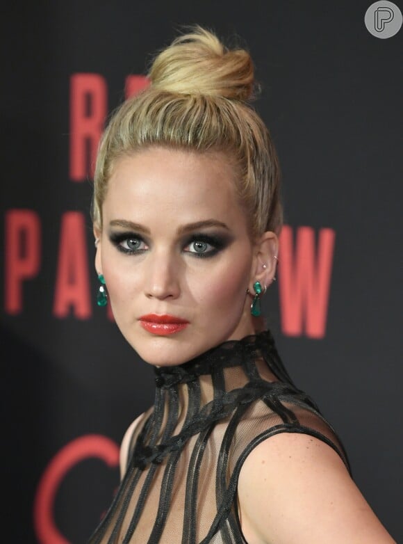 Jennifer Lawrence apostou em penteado preso com coque superalto