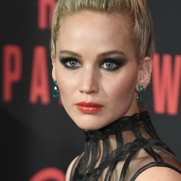 Jennifer Lawrence apostou em penteado preso com coque superalto