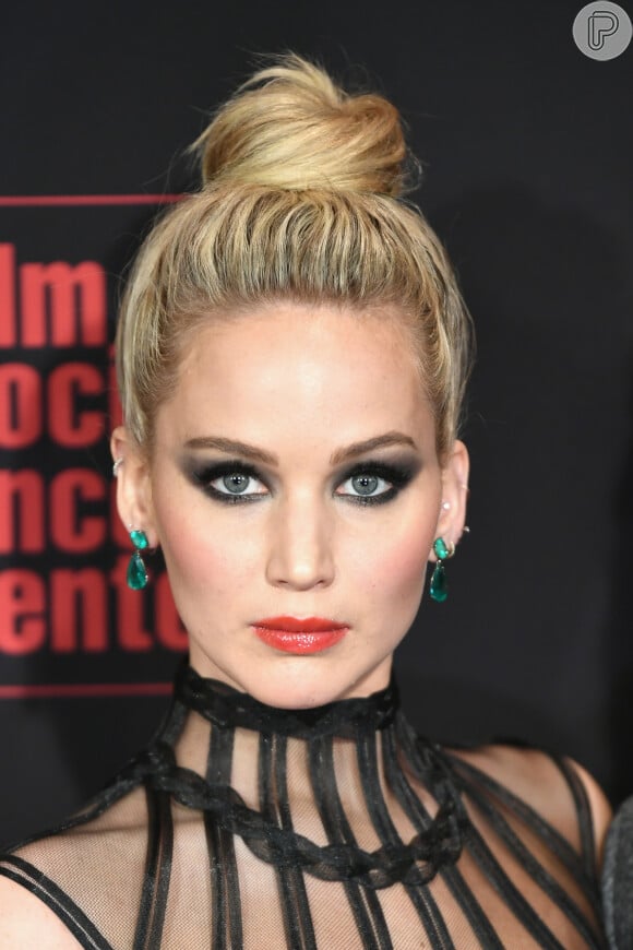 Jennifer Lawrence apostou em maquiagem marcante e matom laranja