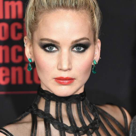 Jennifer Lawrence apostou em maquiagem marcante e matom laranja