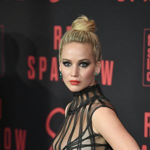 Look escolhido por Jennifer Lawrence atraiu os holofotes na première do filme 'Operação Red Sparrow', no dia 26 de fevereiro de 2018