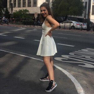 Klara Castanho curtiu o Carnaval nas ruas de São Paulo com amigos