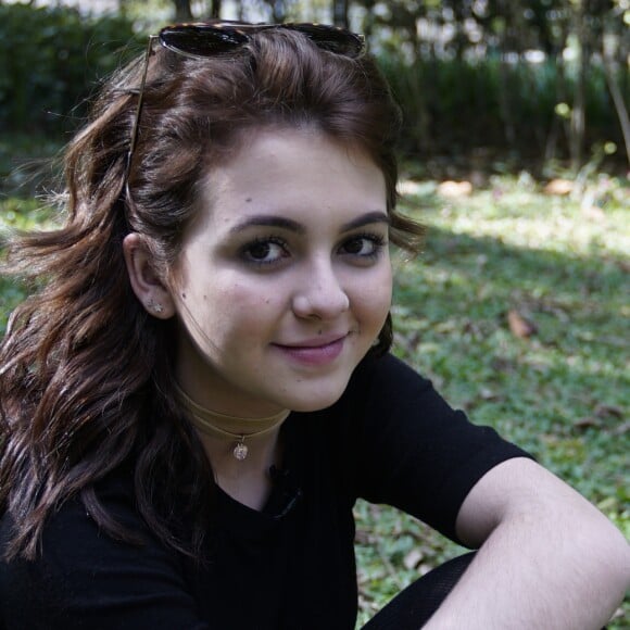 'Colocaram a mão no bolso dele no meio da muvuca para levar o celular', disse Klara Castanho, descrevendo o roubo a seu amigo durante o Carnaval do ano passado