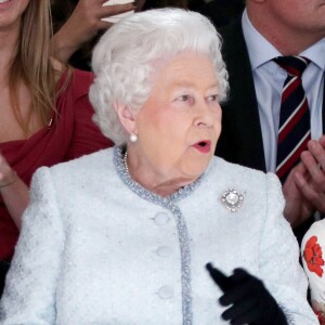 A rainha Elizabeth apareceu de surpresa na primeira fila de um desfile de moda