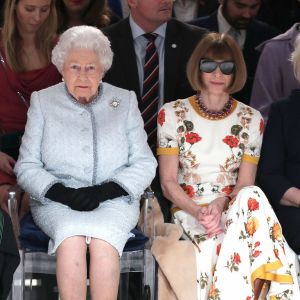 A rainha Elizabeth compareceu a um desfile da Semana de Moda de Londres, na capital inglesa, nesta terça-feira, 20 de fevereiro de 2018