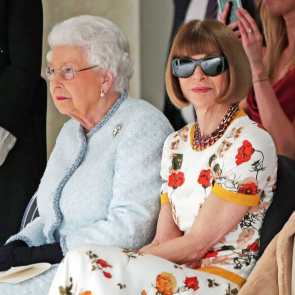 A rainha Elizabeth sentou-se ao lado de Anna Wintour, editora-chefe da Vogue Americana, ao conferir desfile