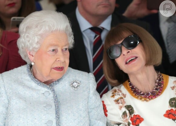 A rainha Elizabeth e Anna Wintour marcaram presença em um desfile da Semana de Moda de Londres, na capital inglesa
