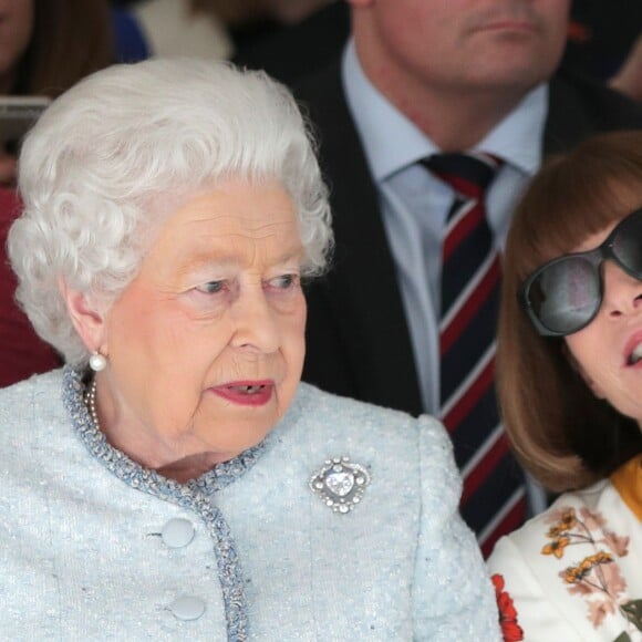 A rainha Elizabeth e Anna Wintour marcaram presença em um desfile da Semana de Moda de Londres, na capital inglesa