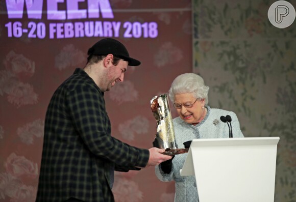 A rainha Elizabeth entregou o primeiro prêmio Rainha Elizabeth II para o estilista britânico a Quinn