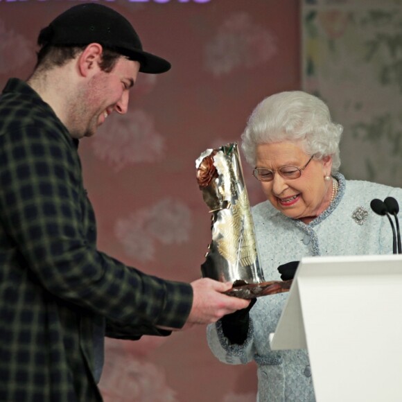 A rainha Elizabeth entregou o primeiro prêmio Rainha Elizabeth II para o estilista britânico a Quinn