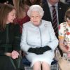 A rainha Elizabeth fez aparição surpresa em um desfile na capital inglesa