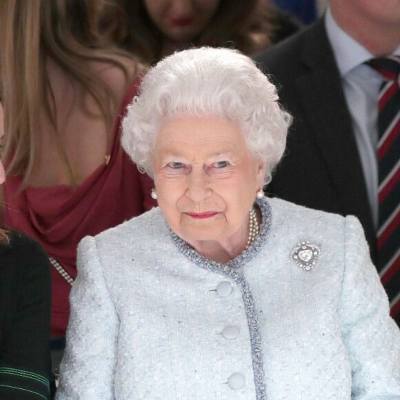 A rainha Elizabeth fez aparição surpresa em um desfile na capital inglesa