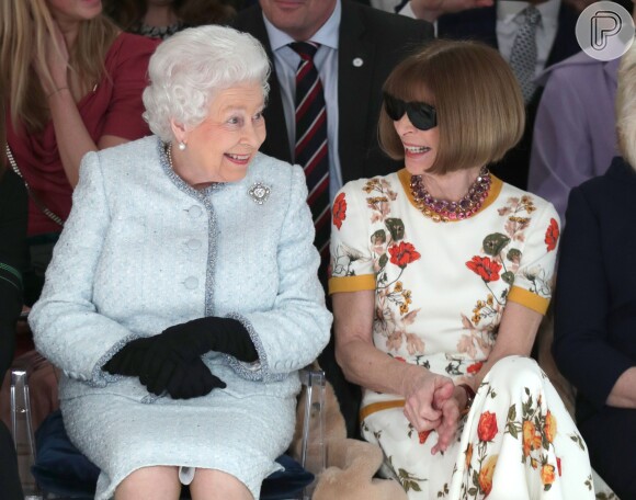 A rainha Elizabeth usou uma saia e jaqueta azul enfeitada de cristal da estilista Angela Kelly