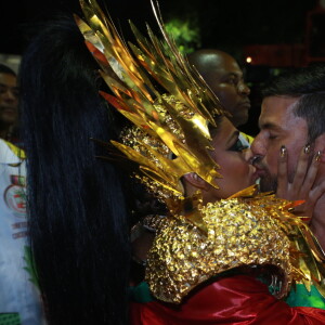 Juliana Paes beijou o marido, Carlos Eduardo Baptista, na concentração da Sapucaí