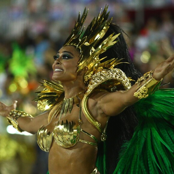 Juliana Paes confirmou que continuará à frente da bateria da Grande Rio no Carnaval 2019 nesta terça-feira, 20 de fevereiro de 2018