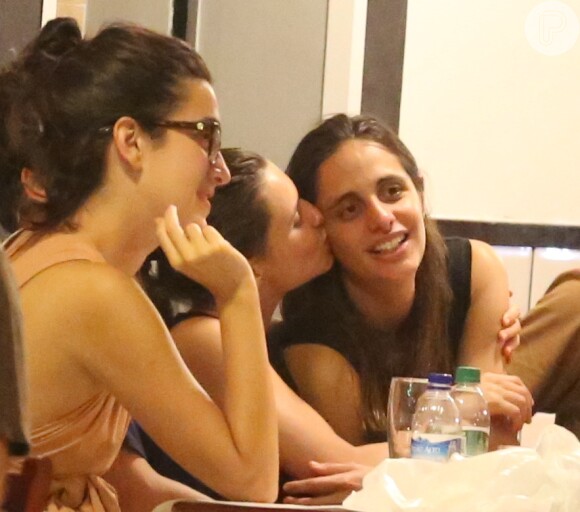 Bruna Linzmeyer beijou a namorada, Priscila Visman, em barzinho da Gávea, Zona Sul do Rio