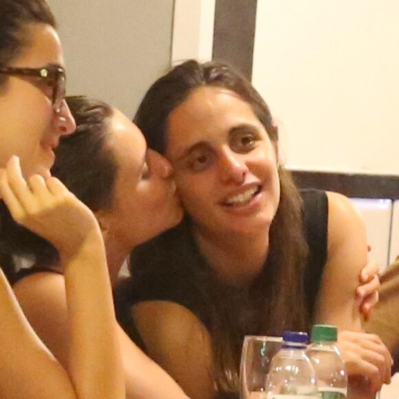 Bruna Linzmeyer beijou a namorada, Priscila Visman, em barzinho da Gávea, Zona Sul do Rio