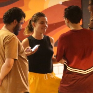 Bruna Linzmeyer, namorada de Priscila Visman, se encontrou com amigos em bar da Gávez, nesta terça-feira, 20 de fevereiro de 2018