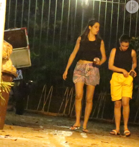 Bruna Linzmeyer e a namorada, Priscila Visman, deixaram juntas barzinho da Zona Sul do Rio
