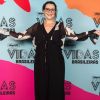 Atriz Ana Beatriz Barros usou vestido midi preto para lançamento de novela