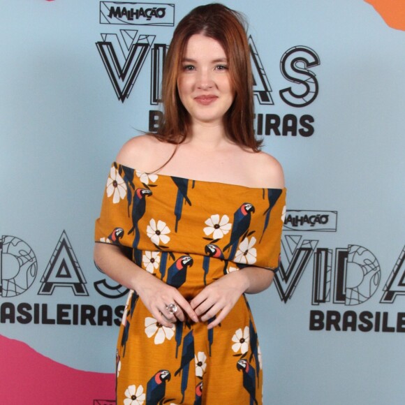 Jeniffer Oliveira apostou na estampa floral para o evento de Malhação