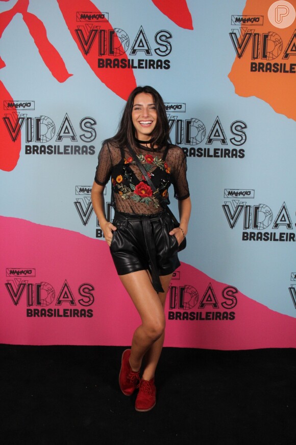 Blusa de tule preta e short de couro foram as apostas da atriz Rayssa Bratillieri para lançar nova 'Malhação'