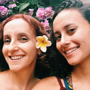 Alice Milagres comenta que não foi beneficiada com a fama da mãe, a atriz Gorete Milagres, durante a seleção da novela 'Malhação:Vidas Brasileiras': 'Acho que todo mundo que é filho de ator parece que tem um caminho encurtado. Pensam que estou aqui por conta da minha mãe e ela nunca foi da casa. Ela teve o caminho dela e eu trilhei o meu caminho. Acredito que é por isso que ela fica tão orgulhosa de mim'