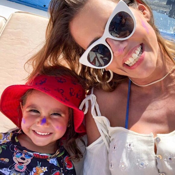 'E em casa então? Que você não sabe o que está acontecendo na escola?', disse Deborah Secco