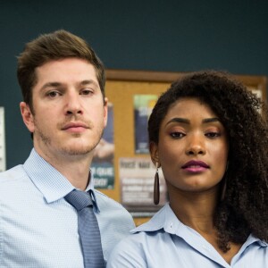 Raquel (Erika Januza) recusou pedido de reconciliação de Bruno (Caio Paduan) para namorar Radu (Thiago Thomé), na novela 'O Outro Lado do Paraíso'