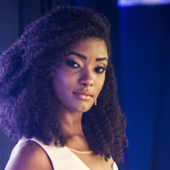 Raquel (Erika Januza) pede que Radu (Thiago Thomé) pegue suas coisas em sua casa, na novela 'O Outro Lado do Paraíso'