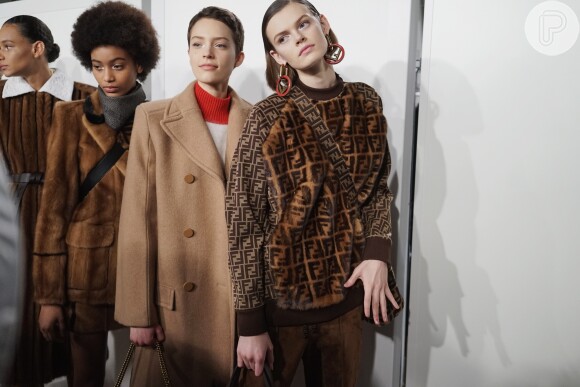 Fendi apostou na tendência dos tons terrosos e tecidos felpudos na Semana de Moda em Milão