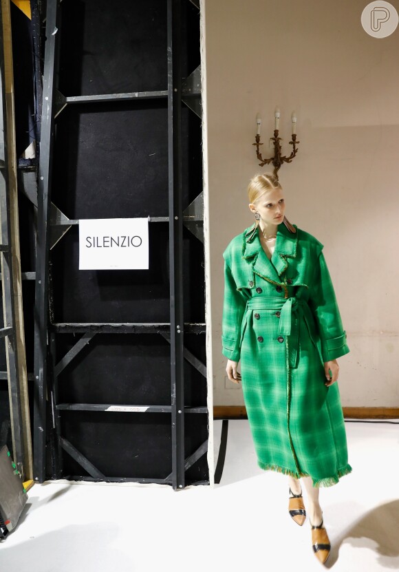Mila Schon mostrou que os trench coats vão vir com tudo no inverno 2019 durante a Semana de Moda em Milão