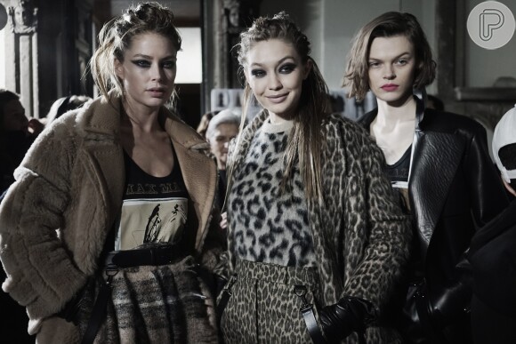 As modelos Doutzen Kroes, Gigi Hadid and Cara Taylor no backstage da marca Max Mara na Semana de Moda em Milão