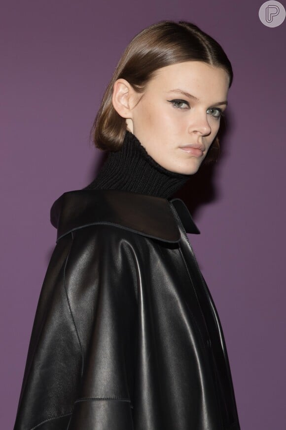 O preto continuará em alta no inverno 2019. Alberta Ferretti trouxe o tom em diferentes texturas e modelos na semana de moda em Milão