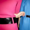 Cores vibrantes e cintos em vinil foram destaques no desfile da grife Moschino na Semana de Moda em Milão