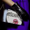 Bolsas com estampas divertidas e luvas de vinil são apostas da grife Moschino para o Inverno 2019