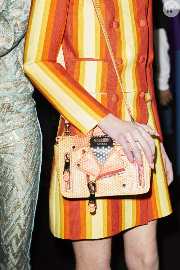 Bolsas com estampas divertidas são apostas da grife Moschino para o Inverno 2019