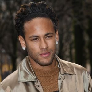 Neymar usa look de leopardo grifado de R$ 7 mil após treino em Paris nesta quarta-feira, dia 21 de fevereiro de 2018