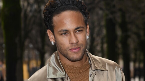 Neymar usa look com animal print de R$ 7 mil após treino em Paris. Veja fotos!