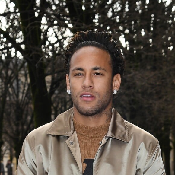 Neymar foi elogiado na web por seu look com animal print: 'Estiloso'