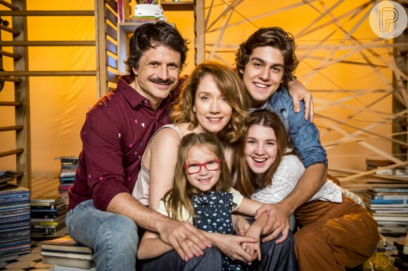 Camila Morgado com sua família na novela 'Malhação: Vidas Brasileiras'