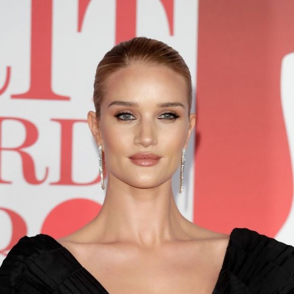 A modelo Rosie Huntington-Whiteley também quis volume na parte superior