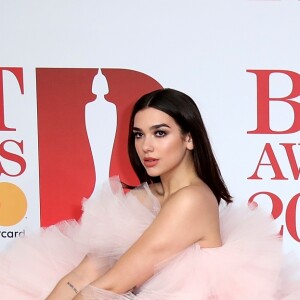 Dua Lipa valorizou o vestido de Giambattista Vall com pose inusitada no tapete vermelho