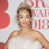 Rita Ora escolheu um vestido com plumas para o evento de música britânico