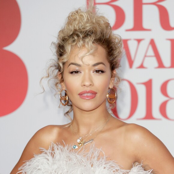 Rita Ora escolheu um vestido com plumas para o evento de música britânico
