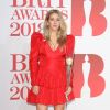Ellie Goulding escolheu um vestido vermelho estruturado no ombro