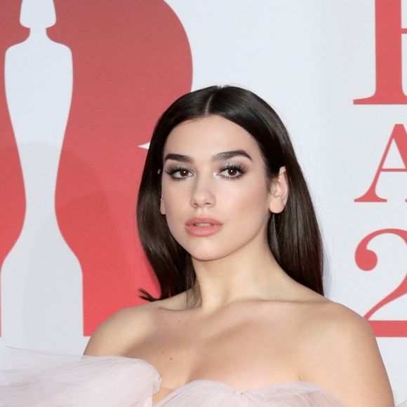 A cantora Dua Lipa surgiu em um vestido mullet volumoso de tule rosa bebê
