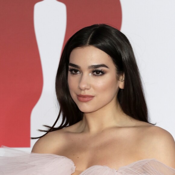 Dua Lipa marcou a cintura com um laço preto e posou com a rosa branca, marca do protesto no prêmio britânico